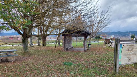 rea de descanso junto al centro del consejo regulador de vino del Bierzo, en Cacabelos