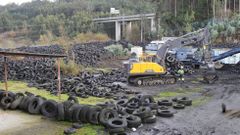 Comienza la retirada de los neum�ticos apilados en Fene