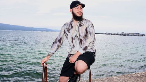 Miguel Roncero, de 25 años, en el puerto de Muros, donde espera enrolarse pronto en alguna embarcación.