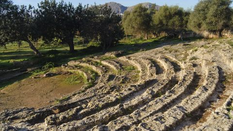 El teatro romano de Pollentia, situado en Alcudia, en la isla de Mallorca llama la atención por estar ubicado fuera de la muralla.