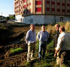 La nueva calle ampl�a la red viaria en el centro de Negreira.