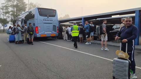 Los pasajeros de primera hora tuvieron que coger un bus para ir a Lavacolla
