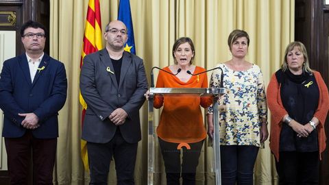 Los miembros de la Mesa, Joan Josep Nuet (i) Lluis Guin� (2i) Anna Sim� (2d) y Ramona Barrufet (d), acompa�an a Carme Forcadell, en el centro, actualmente en prisi�n