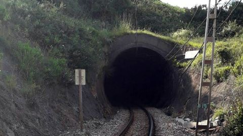 Zona en la que un ciclista cay� a la v�a del tren, en las inmediaciones de Xivares