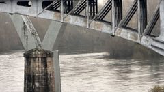 Detalle de la humedad que deteriora la pintura en estructura met�lica y se hace patente en los pilares