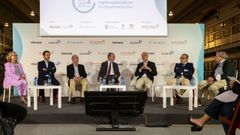 Sof�a L�pez , Carlos Juanatey, Carlos Pi�eiro, Xos� Luis Vilela, Jos� Luis D�az, Tom�s Rodr�guez y Emilio Ferreiro (de izquierda a derecha) durante la mesa redonda.