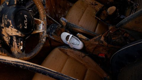 Zapato de un beb, en el interior de un coche anegado por la dana