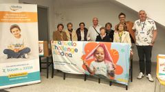 Julio mari�o (derecha) en representaci�n Fundaci�n Aladina, directiva de Amas de Casa y los dos miembros del d�o En Voz Baixa

