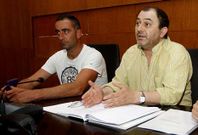 Iglesias (izquierda) en la �ltima asamblea de la cofrad�a que presidi� hace una semana. 