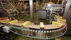 Latas de conservas empaquetadas en una de las l�neas de producci�n de una empresa gallega (foto de archivo).