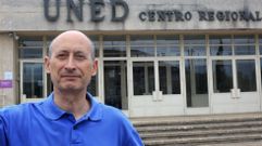 V�ctor Gonz�lez, ante el edificio de la UNED en Pontevedra, un centro que dirige desde hace seis a�os.