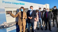 La conselleira de Medio Ambiente, �ngeles V�zquez, y el alcalde de Sanxenxo, Telmo Mart�n, junto al punto limpio m�vil