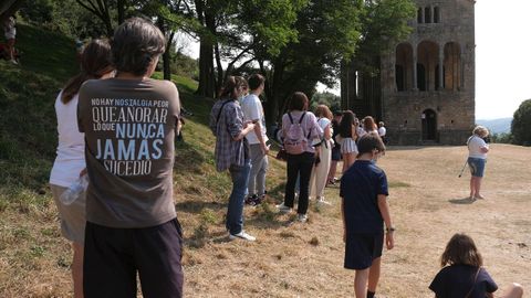 Turistas hacen cola para entrar en Santa Mara del Naranco, en Oviedo,