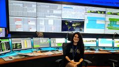 Ana Camb�n na sala de control na que traballa