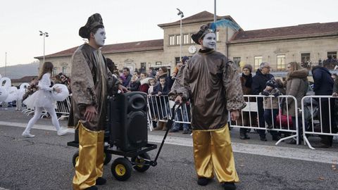 Miles de personas salieron a las calles de Ourense para recibir a sus majestades de Oriente pese al frío