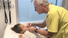 Luis Cambeiro administra una media de 15 vacunas intranasales al día en el centro de salud de Muros