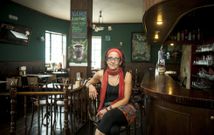 Laura planea cambios en la decoraci�n del caf�, tal vez ya para el pr�ximo verano. 