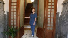 Estefana Regal Trasancos, en la entrada de su clnica, anima a la poblacin a realizar una revisin dental al menos una vez al ao