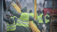 Varios convictos trabajan en la construcci�n de la nueva valla