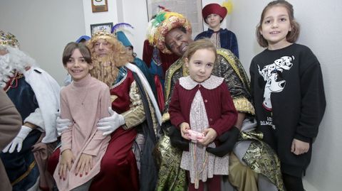 Sus majestades los Reyes Magos de Oriente visitaron la delegacin de La Voz de Galicia en Pontevedra