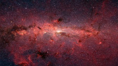 Imagen del centro de la galaxia obtenida con el telescopio espacial Spitzer, donde se pueden ver zonas de nubes moleculares, entre ellas, la nube en la que se ha descubierto la etanolamina