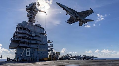 Un avin de combate estadounidense sobrevuela junto al portaavionesUSS Gerald Ford.