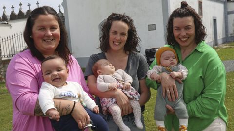 Yoly Garca con Omar, Elena Garca con Lola y Carolina Dopico con Vaiana, en San Bartolo. 