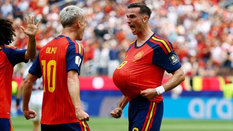Dani Olmo (izquierda) y Fabi�n, celebrando el primer gol de Espa�a ante B�lgica.