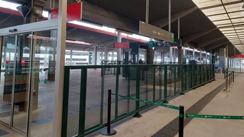 Acceso a los andenes sin actividad en la estacin de Ourense