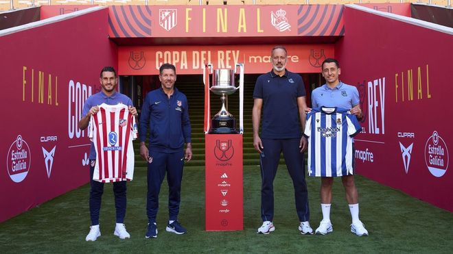 Koke, Simeone, Materazzo y Oyarzabal, en La Cartuja, con el trofeo que se pondr&aacute; en juego esta noche.