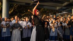 Os rianxeiros despiden o multitudinario Feirn Marieiro cantando o himno do pobo no paseo da Ribeira