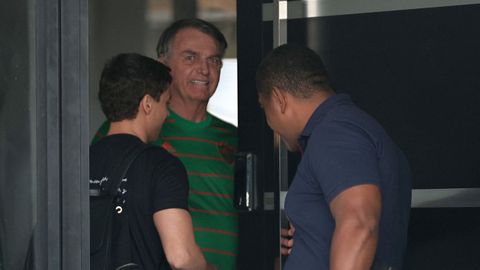 Jair Bolsonaro, en la puerta de su casa en Brasiliaen la quepermaneca en arresto domiciliario