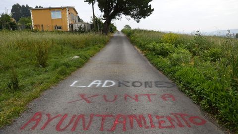 mero.Las carreteras y casas del monte Mero y Pedralonga se han cubierto de mensajes como este. Los residentes alegan que��Monte Mero existe, monte Mero resiste�