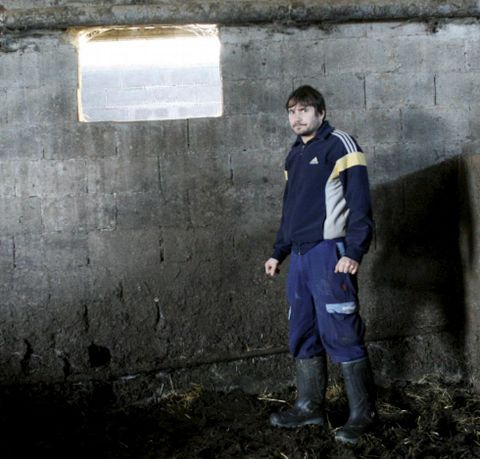 Jos� Luis muestra el hueco por el que huy� su hermano. 