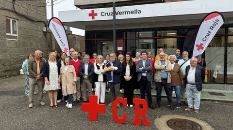 Foto de familia de los asistentes a la inauguracin de la nueva sede de Cruz Roja en A Gudia.