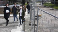 Los concejales Iv�n Puentes y Eva Vilaverde, con el arquitecto municipal �ngel Velando, en el paseo clausurado