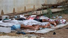 Varios migrantes dorm�an el pasado viernes en un espacio en construcci�n de Ceuta.