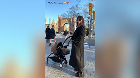 Ursula Corber� paseando con su carrito por Barcelona.