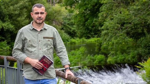 <span lang= gl >Ou autor galardoado cun exemplar dá súa primeira novela, publicada este mesmo ano</span>