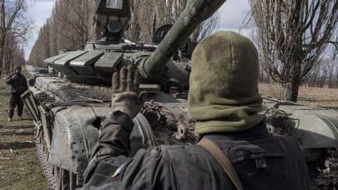 Un militar ucraniano pasa junto a un tanque ruso capturado despus de luchar en el pueblo de Lukyanivka, en las afueras de Kiev.