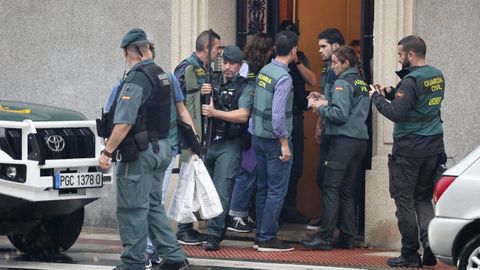 Agentes de la Guardia Civil sacando material de la casa del arrestado por el crimen.