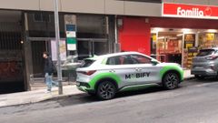 Un veh�culo de la empresa Mobify estacionado en una calle de Santiago.