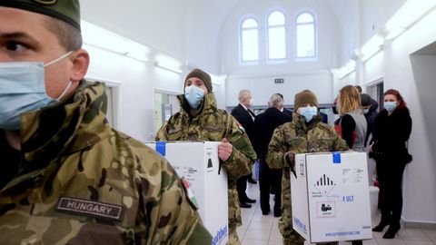 El ejrcito hngaro lleva vacunas al Hospital Central de Budapest, en foto de archivo