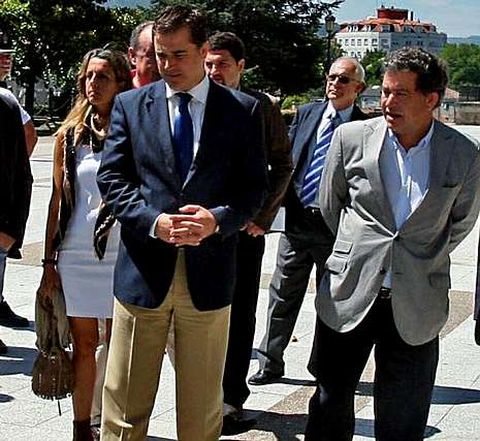 El portavoz del PP, Jacobo Moreira (izquierda), y el alcalde, Fernndez Lores, juntos en un acto pblico en Pontevedra.