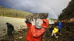 Las mariscadoras de O Vicedo extraen ostra con martillos y cinceles en zonas rocosas como A Mexilloeira, en la orilla lucense de la desembocadura del r�o Sor (en imagen de archivo)