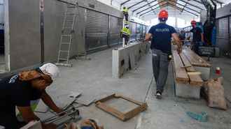 El espacio central se ha despejado de mostradores y en su lugar se est� habilitando un corredor y muretes, con bancos corridos de madera frente a los puestos.