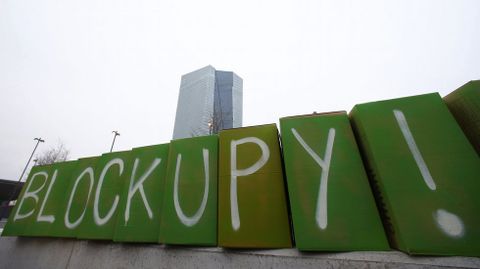 Pintada de Blockupy delante del nuevo edificio del BCE en Frncfort