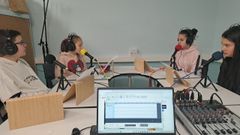 Los alumnos del CPI Virxe do Monte en el estudio de radio que hay instalado en el colegio. 