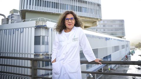 La enfermera Mercedes Castro Bacariza, supervisora de medicina preventiva del CHOP pontevedrs, con el Novo Montecelo detrs