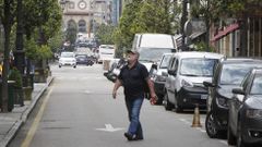 Un peat�n, en Oviedo